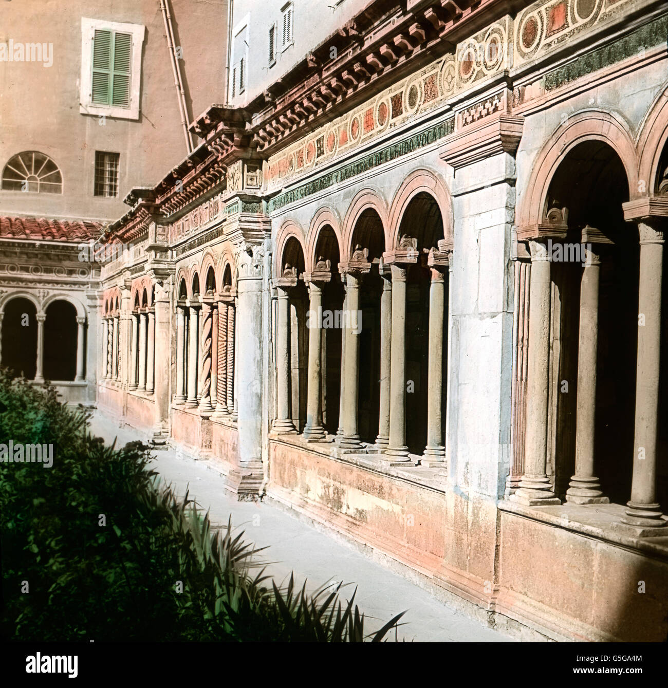 Kreuzgang der Kirche S. Paolo. Cloister of the S. Paolo church in the city of Rome. architecture, columns, fine arts, buidling, Europe, Italy, Rome, history, historical, 1910s, 1920s, 20th century, archive, Carl Simon, hand-coloured glass slide Stock Photo