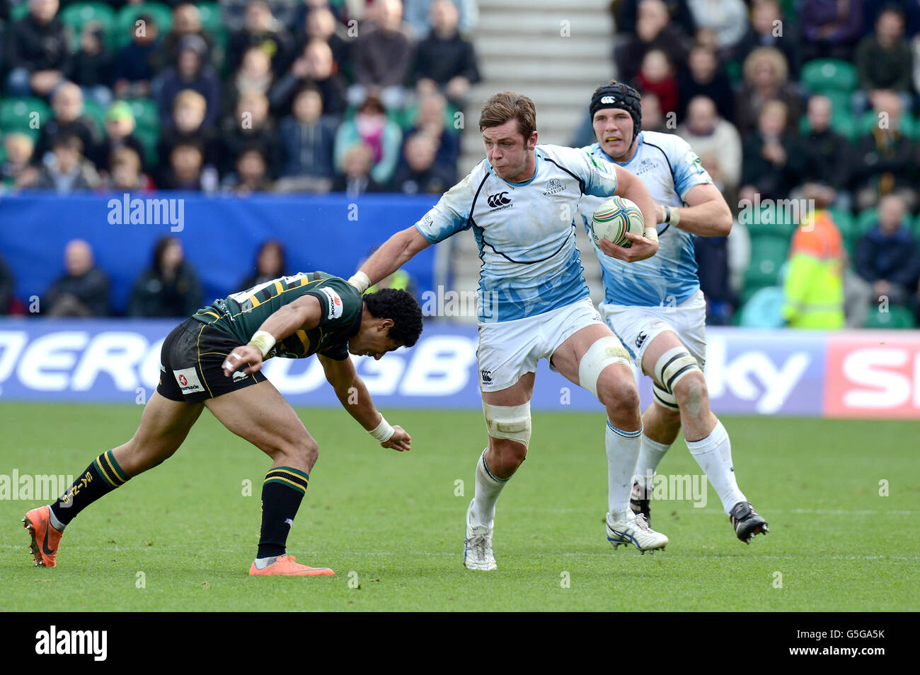 Rugby Union - Heineken Cup - Pool 4 - Round One - Northampton Saints v Glasgow Warriors - Franklin's Gardens. Glasgow Warriors' Ryan Wilson (centre) looks to hand off Northampton Saints Ken Pisi (left) Stock Photo