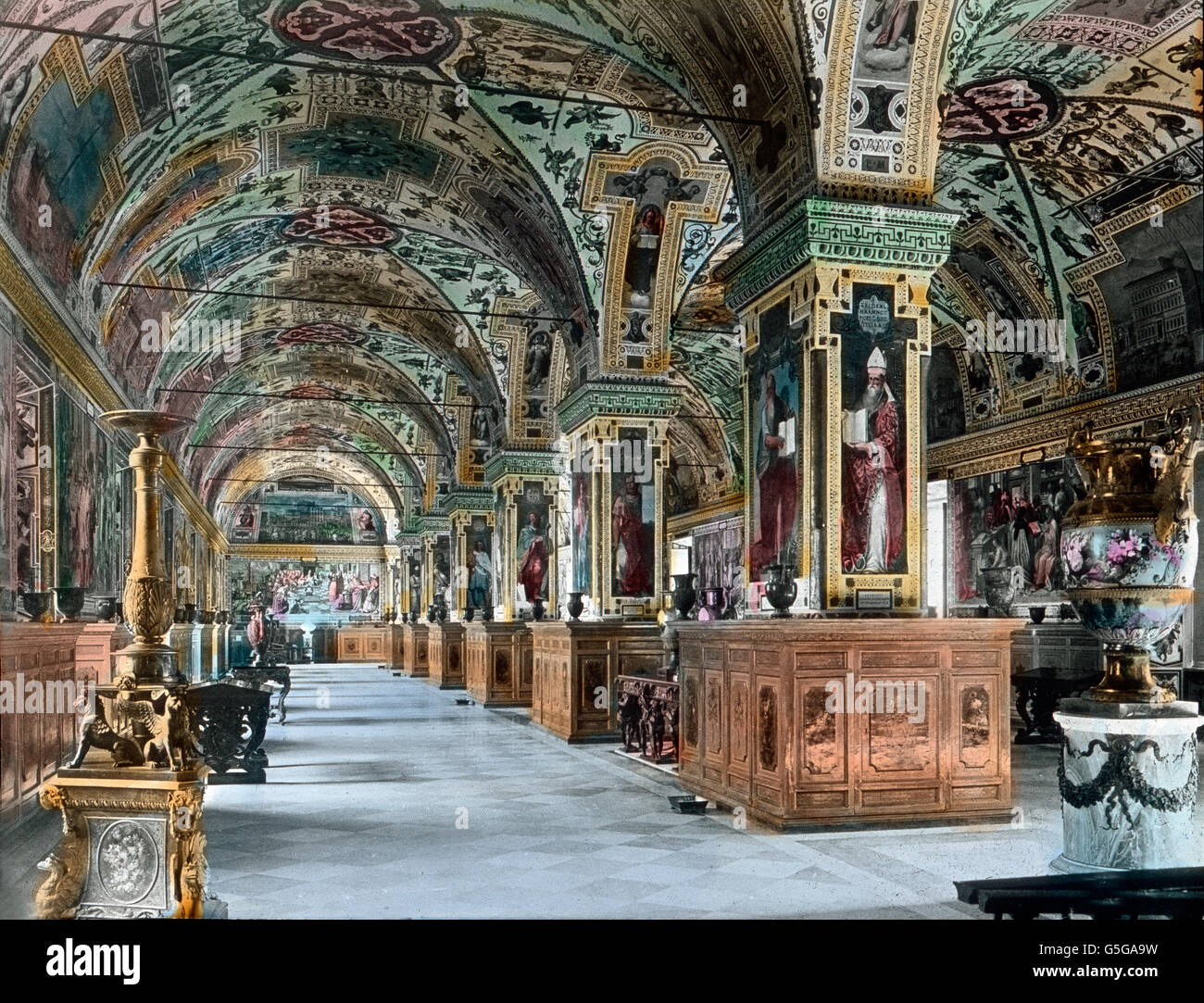 Bibliothek im Vatikan. The Vatican library. books, archive, archives, pillars, architecture, shelf, collection, Rome, Europe, Italy, Rome, history, historical, 1910s, 1920s, 20th century, archive, Carl Simon, hand-coloured glass slide Stock Photo