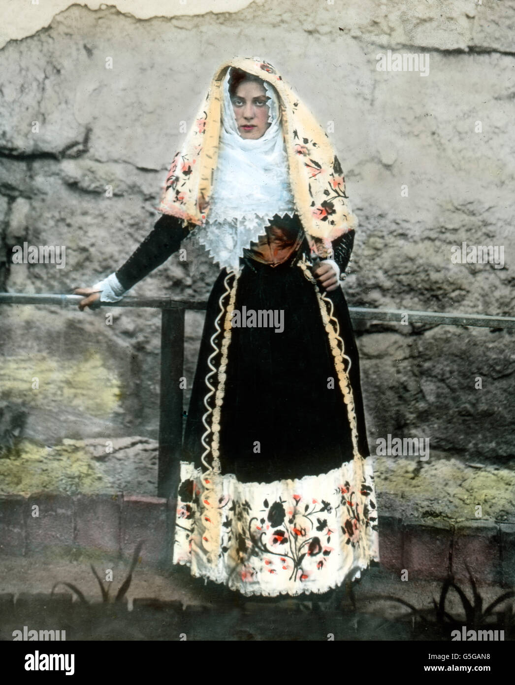 Junge Italienerin in Volkstracht. Young Italian woman in her array. Italy, woman, pose, posiing, fashion, array, tradition, traditional, dress, volcanicity, volcanism, geology, history, historical, 1910s, 1920s, 20th century, archive, Carl Simon, hand-coloured glass slide Stock Photo