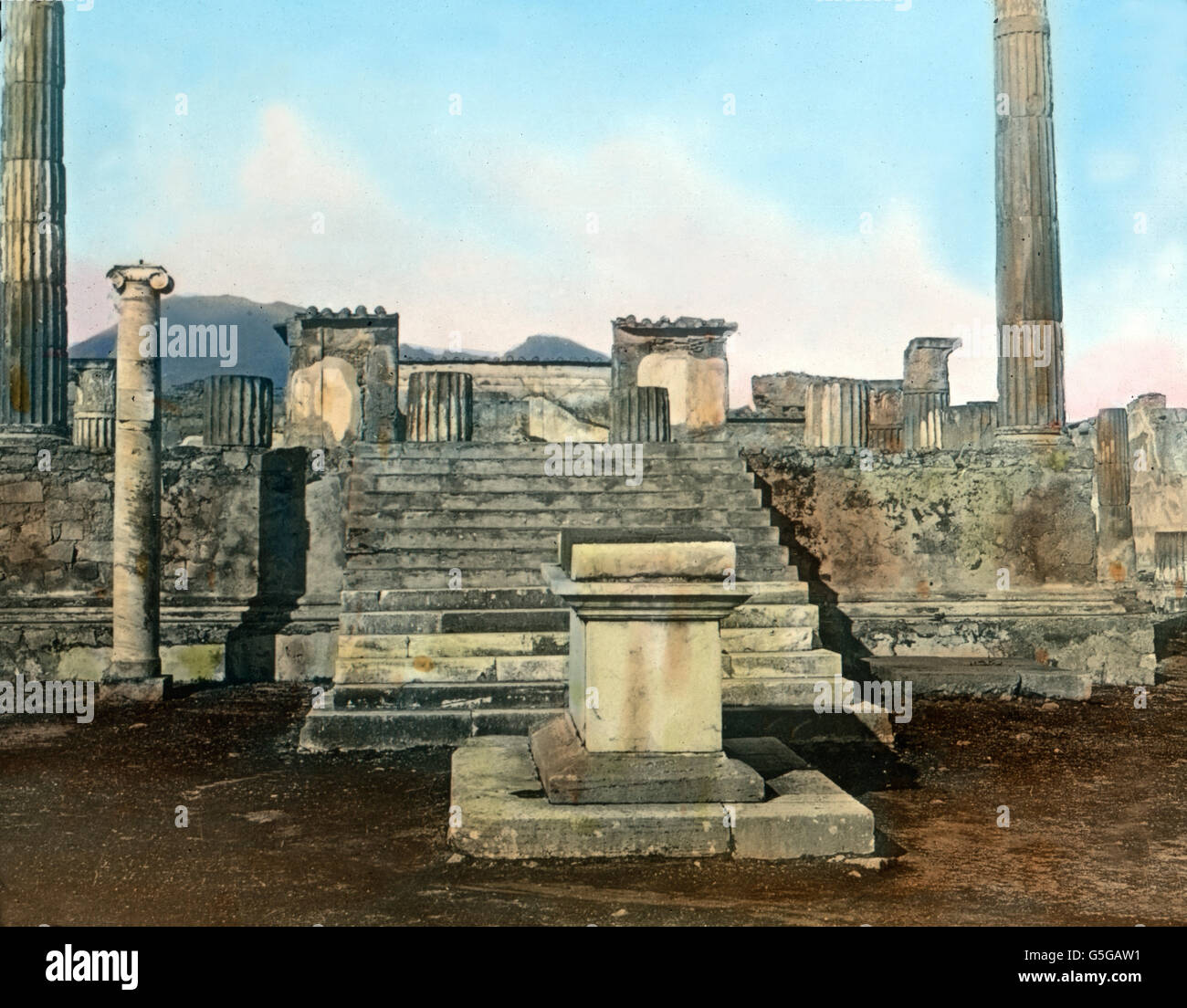 Pompeji, Tempel des Apollo. Temple of Apollo in the former city of Pompeii. temple, archaeology, archaeological site, altar, columns, stone, sanctuary, religion, volcanicity, volcanism, geology, history, historical, 1910s, 1920s, 20th century, archive, Carl Simon, hand-coloured glass slide Stock Photo