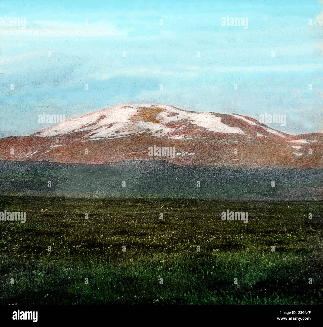 Der Vulkan Hekla auf Island. Hekla volcano on Iceland. morth. northern, mountain, volcano, landscape, nature, meadow, volcanicity, volcanism, geology, history, historical, 1910s, 1920s, 20th century, archive, Carl Simon, hand-coloured glass slide Stock Photo
