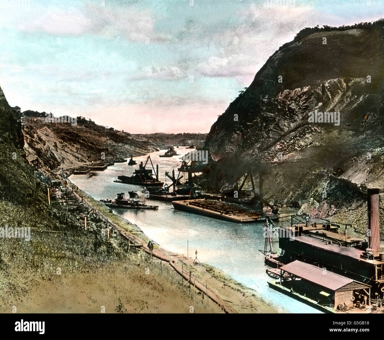 Durch den Panamakanal. Through the Panama Canal. canal, waterway, ships, water, traffic, connection, landscape, mountains, steamers, valley, volcanicity, volcanism, geology, history, historical, 1910s, 1920s, 20th century, archive, Carl Simon, hand-coloured glass slide Stock Photo
