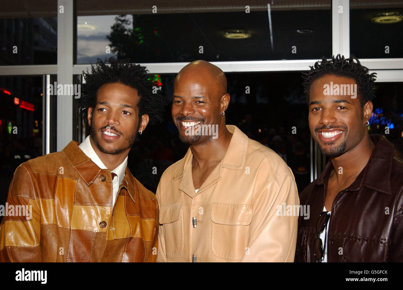 Scary Movie 2 director Keenen Ivory Wayans (centre) flanked by brothers Marlon (left) and Shawn, arriving at the Odeon West End, in London's Leicester Square for the UK Premiere of Scary Movie 2. Stock Photo