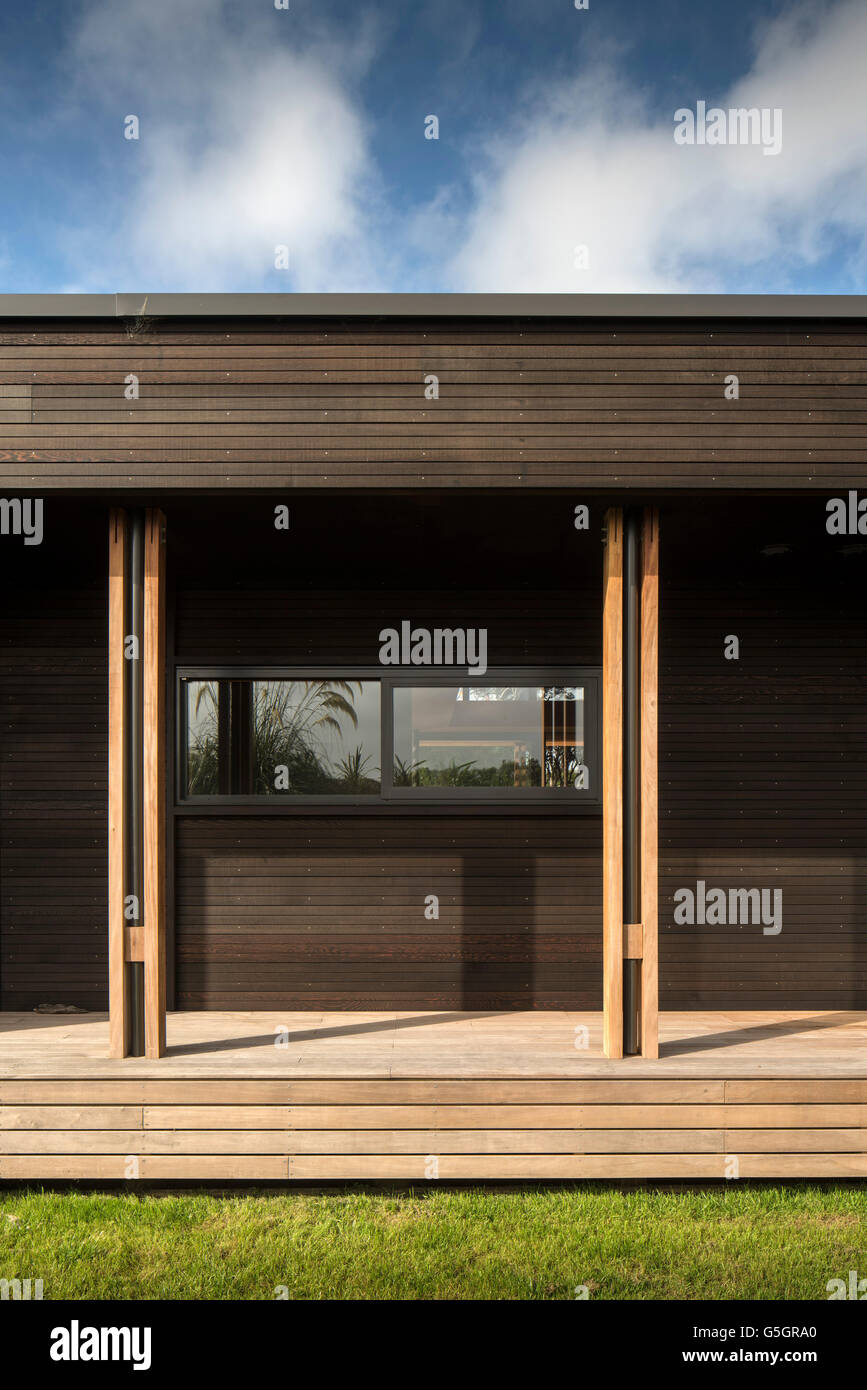 Wooden house entrance with slatted wooden shade. blue sky. decking. PEKA PEKA II HOUSE, Peka Peka - Kapiti Coast, New Zealand. Architect: HMA, 2016. Stock Photo