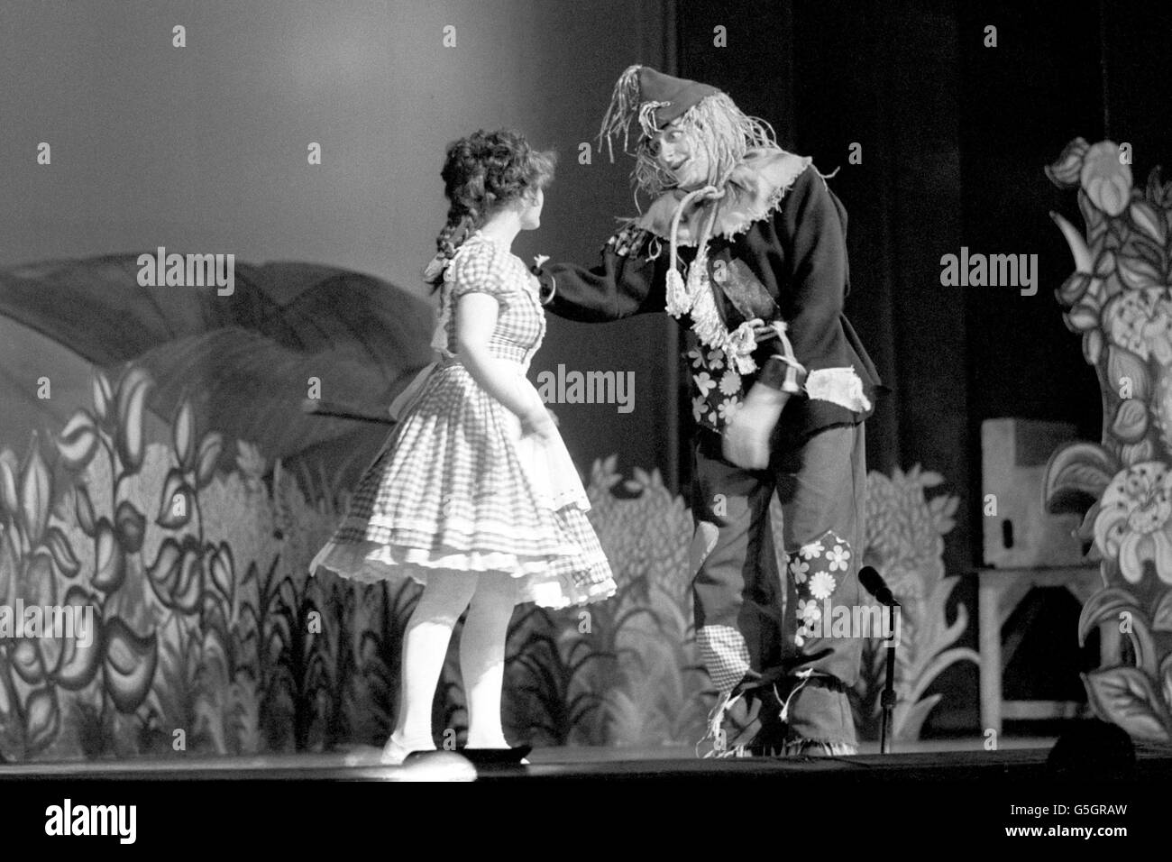John Clive, playing as The Scarecrow, and Deborah Watling, as Dorothy, perform in a dress rehearsal of the Wizard of Oz, which opens at the Victoria Palace. Stock Photo