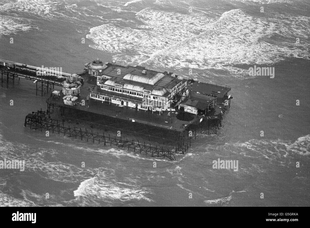Weather, Great Storm of 1987, Brighton. Aerial shot of a storm damaged West Pier at Brighton. Stock Photo