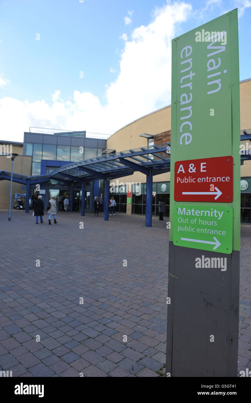 A View Of The Main Entrance At Queen S Hospital Rom Valley Way Romford Essex Rm7 0ag Stock Photo Alamy