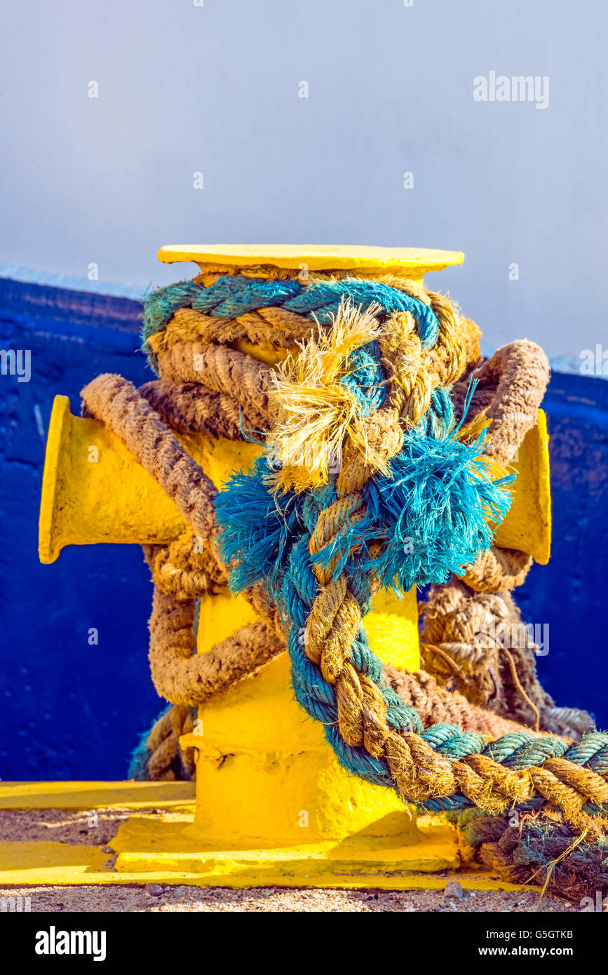 bollard with mooring line Stock Photo Alamy