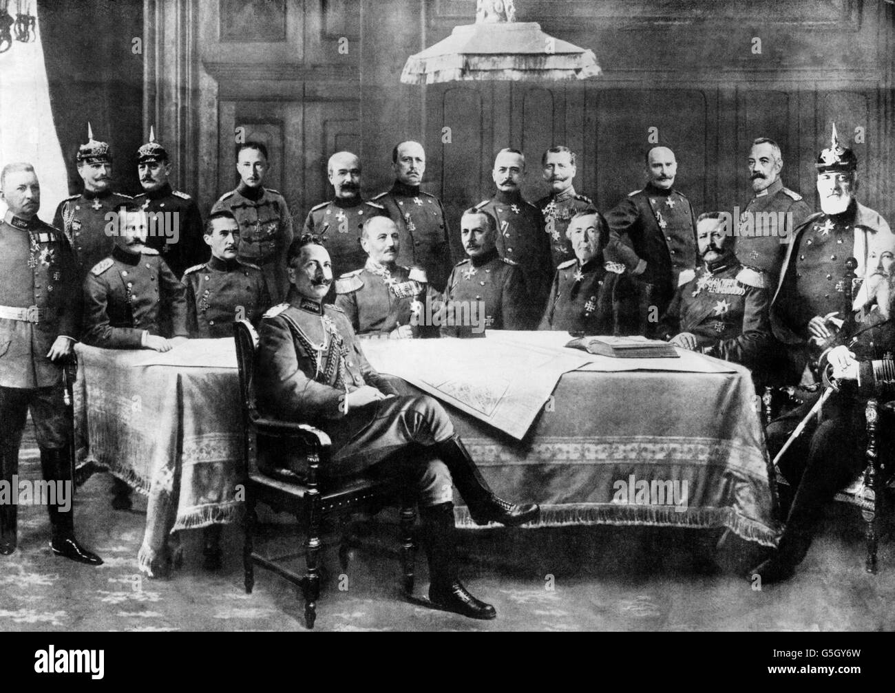 Kaiser Wilhelm II surrounded by his general staff. Standing (from left to right): Bulow, Mackensen, Molkte, Crown Prince Wilhelm, General Francois, Lumenoff, Falkennayn, Einem, Baseler, Chancellor Bathmann Hollweg, Heringen. Seated (from left to right): Crown Prince of Bavaria, Duke Wurtemburg, General Kluck, Emmich, Haeseler, Hindenburg, Admiral Tirpitz. Stock Photo