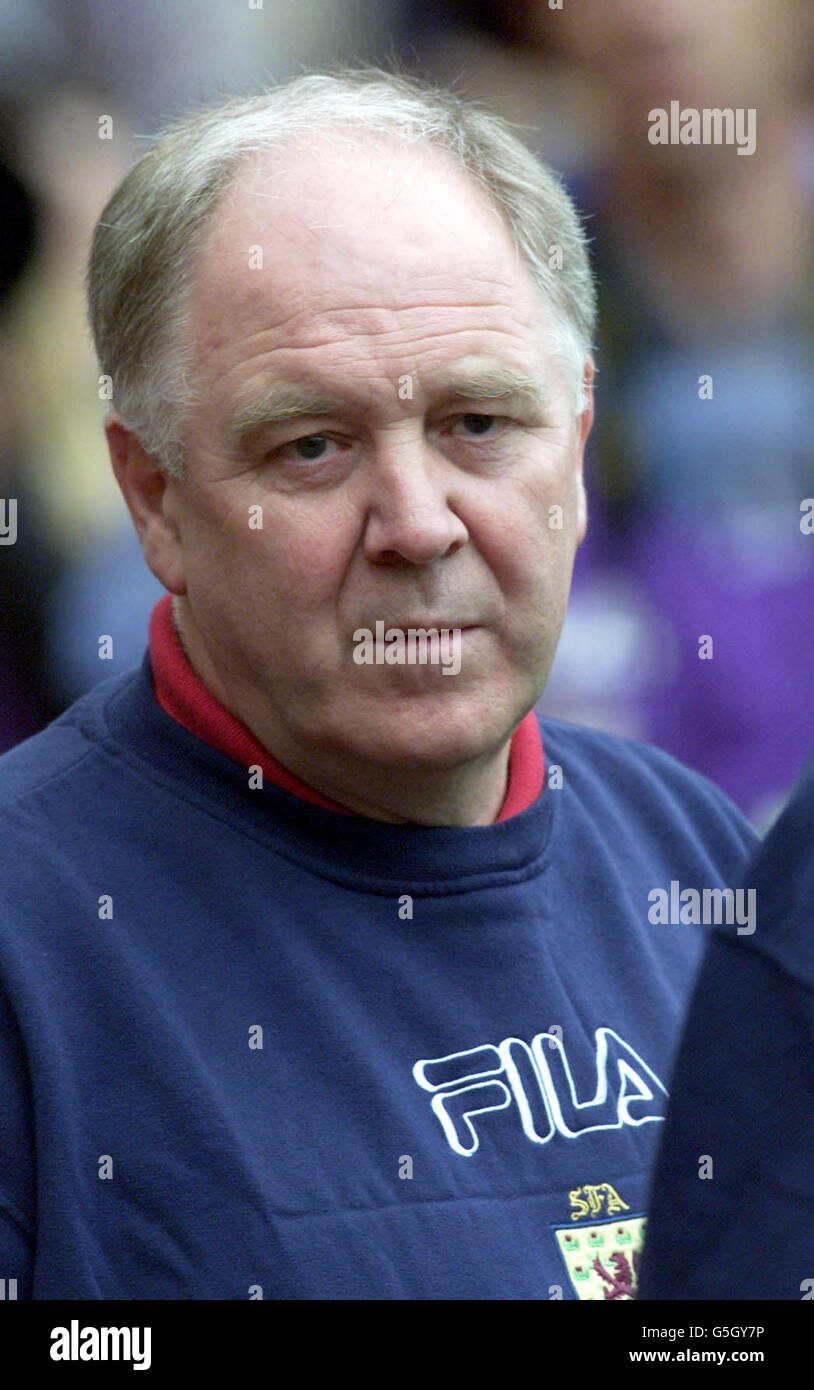 Scotland's manager Craig Brown looks on as his team can only manage a 0-0 draw against Croatia during the Fifa World Cup European Qualifying Group Six game at Hampden Park, Glasgow, Scotland. Stock Photo