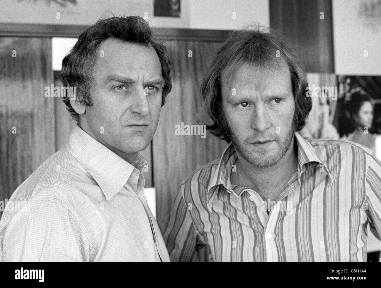 THE SWEENEY 1974: Giving a preview of Thames TV's new series - The Sweeney - are John Thaw (left) and Dennis Waterman who play Det. Inspector Jack Regan and his partner, Det. Sergeant George Carter. The 13 week series is based on the work of the elite band of Metropolitan policemen. 21/02/02: John Thaw (left) and co-star Dennis Waterman in the Thames TV's series - The Sweeney - who play Det. Inspector Jack Regan (Thaw) and his partner, Det. Sergeant George Carter.: Actor John Thaw, 60, star of Inspector Morse and The Sweeney, died at home this afternoon his family said. Stock Photo