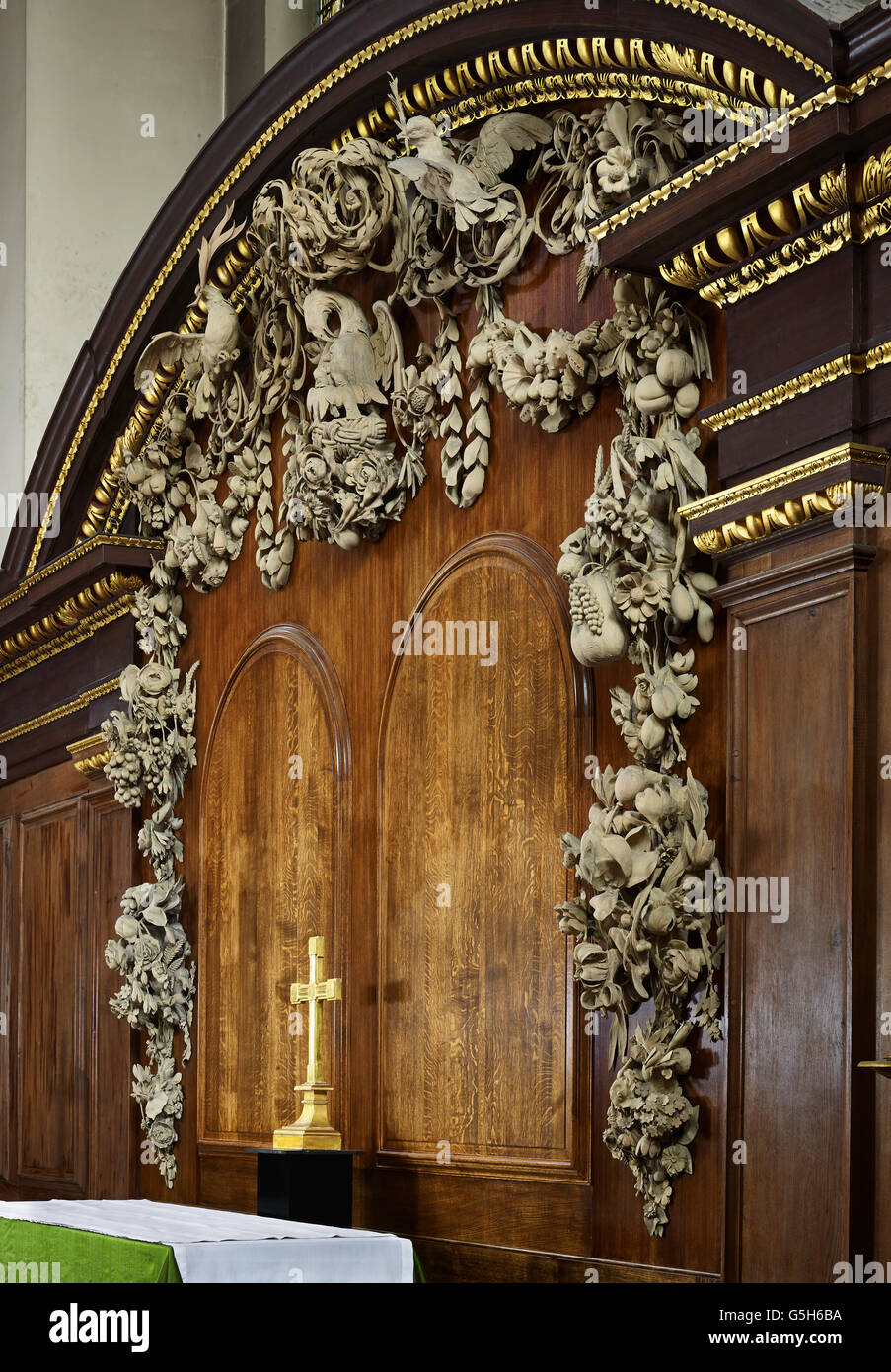 St James's PIccadilly, church in London by Christopher Wren. Grinling Gibbons reredos Stock Photo