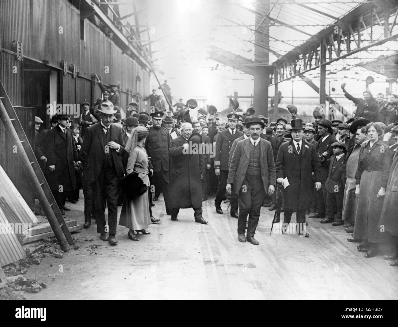 World War One - Herbert Asquith - Newcastle. Herbert Asquith visits Armstrong Works in Newcastle. Stock Photo