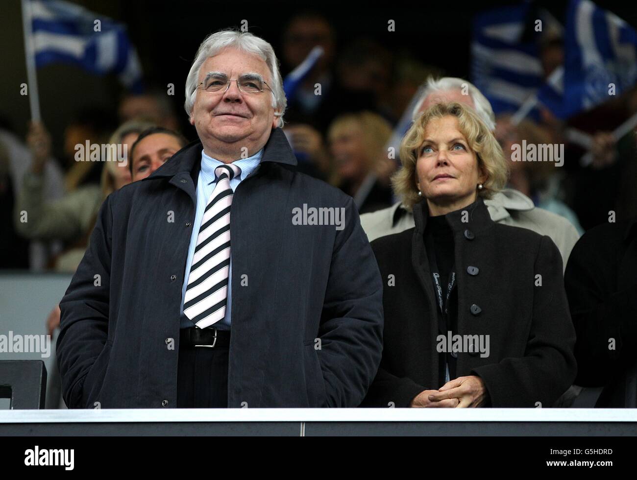 Soccer - Barclays Premier League - Queens Park Rangers v Everton - Loftus Road. Everton chairman Bill Kenwright with his partner Jenny Seagrove in the stands Stock Photo