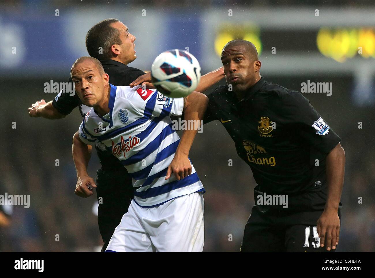 Queens Park Rangers' Bobby Zamora (left) in action with Everton's Leon Osman (centre) and Sylvain Distin Stock Photo