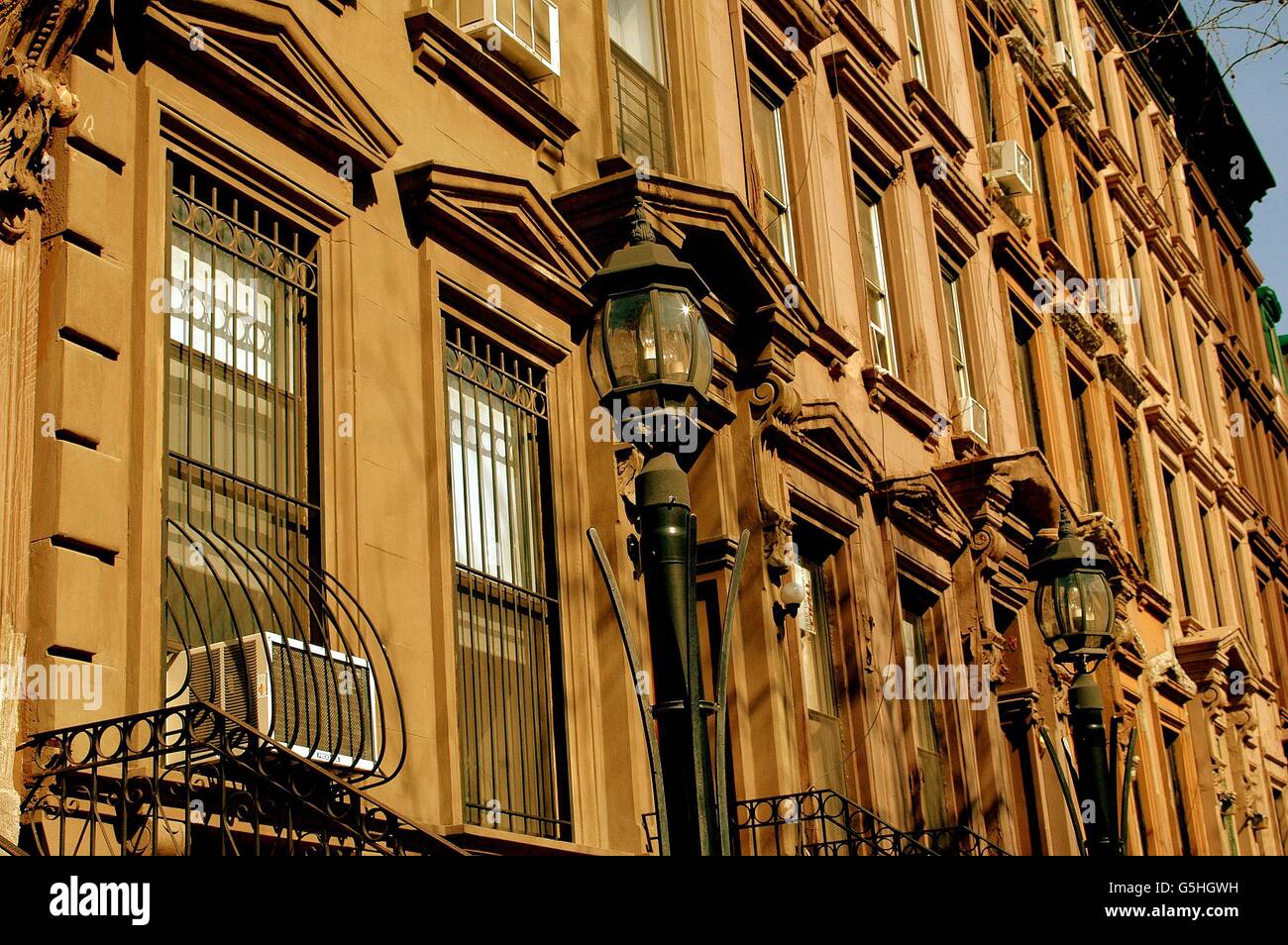 New York City: Classic early 20th century brownstones on West 130th Street in Harlem Stock Photo