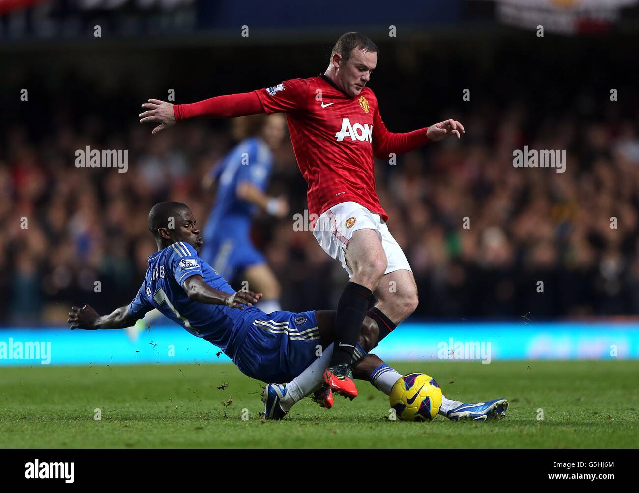 Soccer - Barclays Premier League - Chelsea v Manchester United - Stamford Bridge. Manchester United's Wayne Rooney (right) and Chelsea's Nascimento Ramires battle for the ball Stock Photo