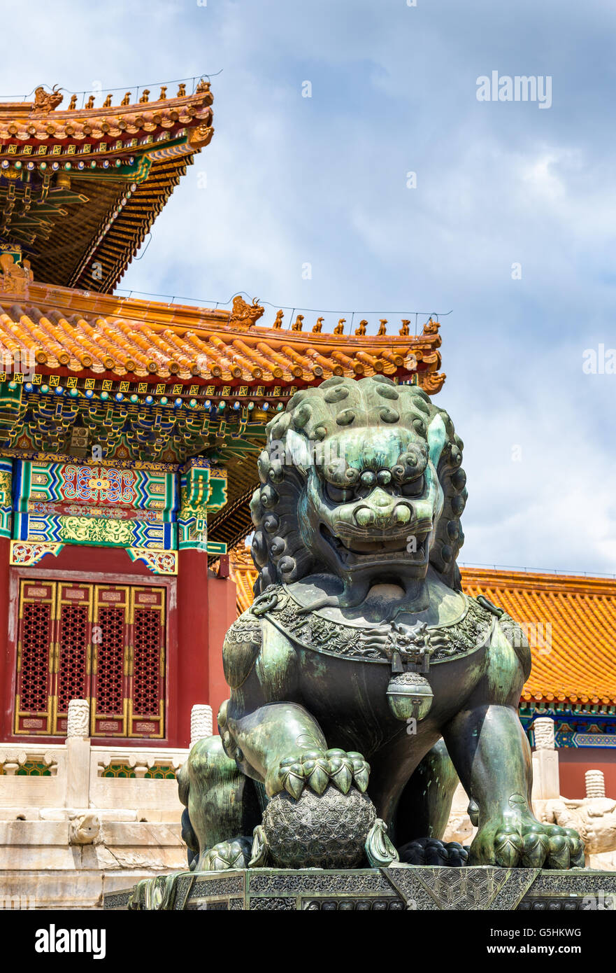 Bronze lion guard hi-res stock photography and images - Alamy