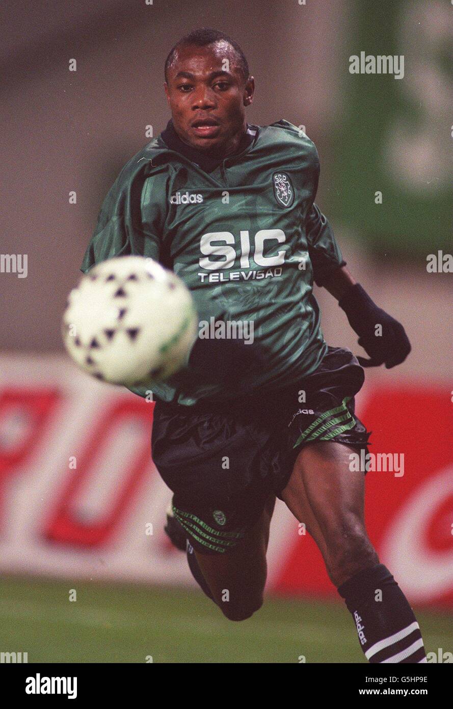 Rapid Vienna v Sporting Lisbon. Emmanuel Amunike, Sporting Lisbon Stock  Photo - Alamy