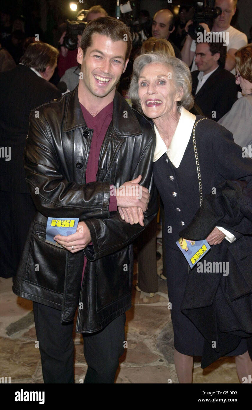 Zen Gestner (L) and Nan Martin aarrives at the Mann Village Theatre for the film premiere of Shallow Hal in Los Angeles, USA. Stock Photo