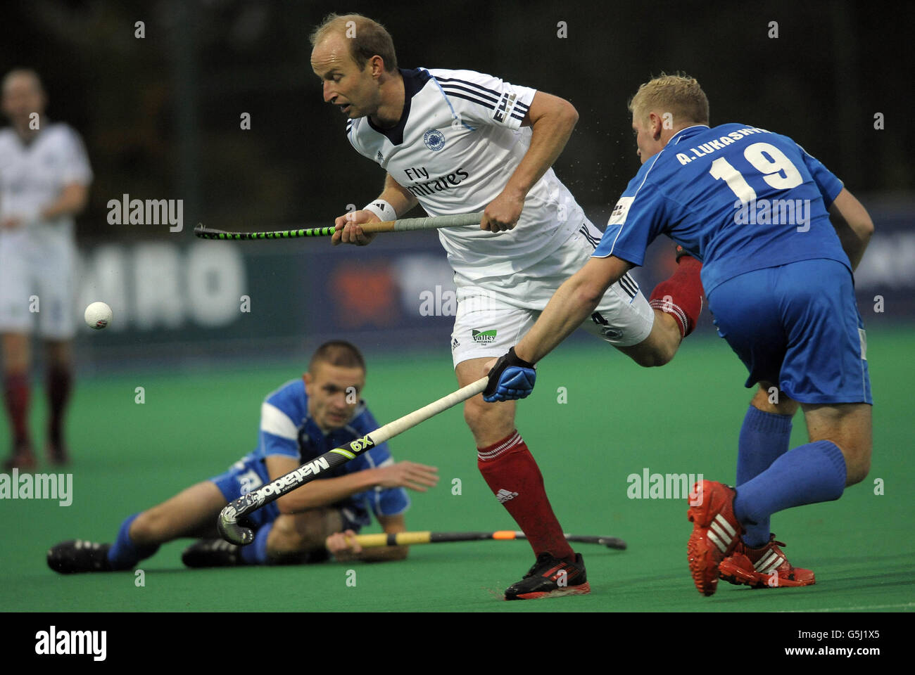 East Grinstead's Glenn Kirkham challenges with SC Stroitel Brest's Andrei Lukashyk during their EuroHockey League Round 1.2 game at East Grinstead HC, West Sussex. Stock Photo