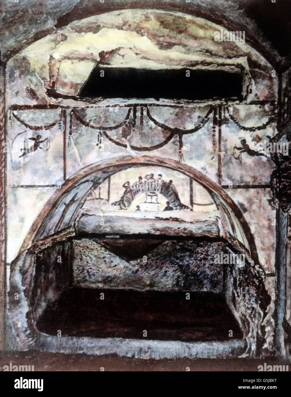 Ein Einzelgrab in den Höhlen der Katakomben bei Rom, Italien 1920er Jahre. A single tomb at the catacomb caves near Rome, Italy 1920s. Stock Photo