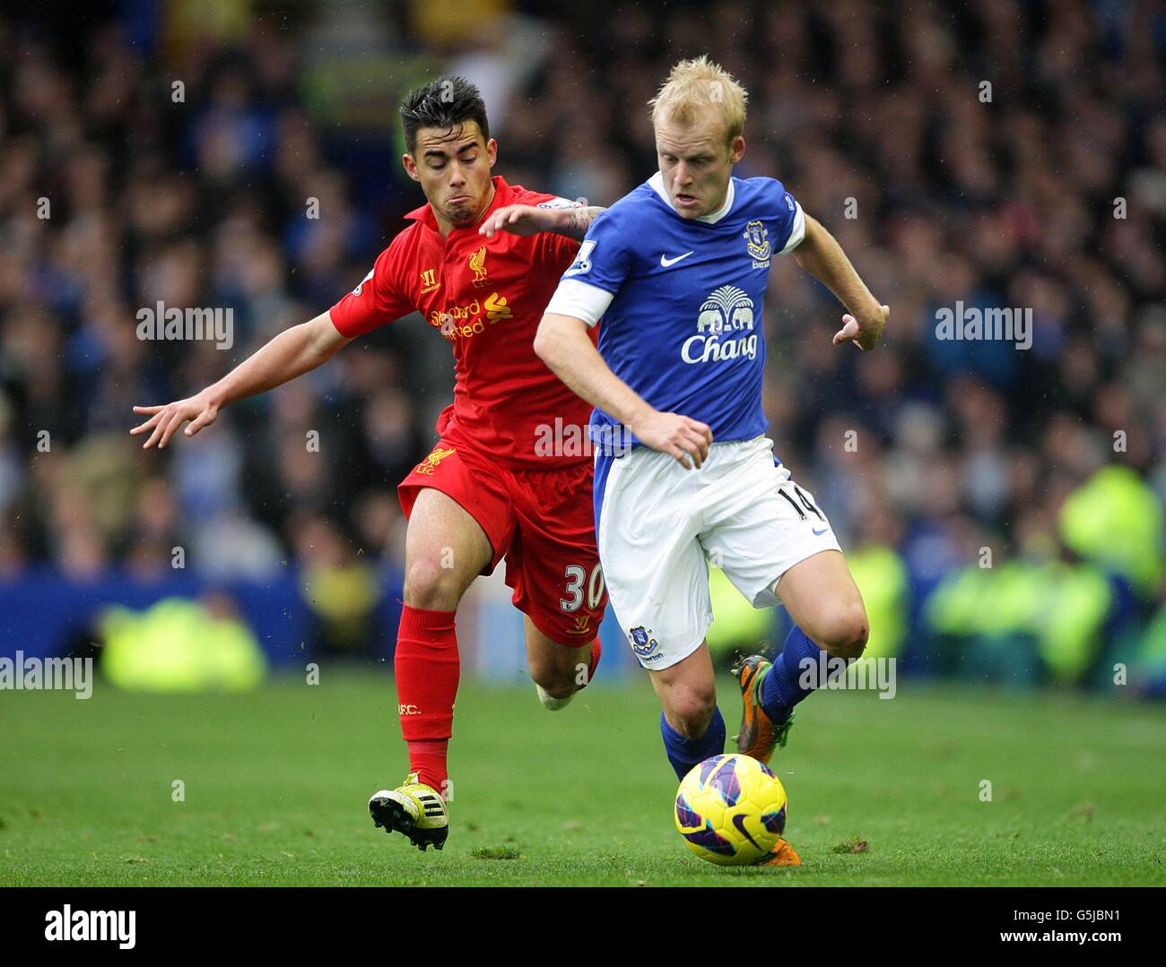 Everton's Steven Naismith (right) and Liverpool's Jesus Fernandez Saez (left) battle for the ball Stock Photo