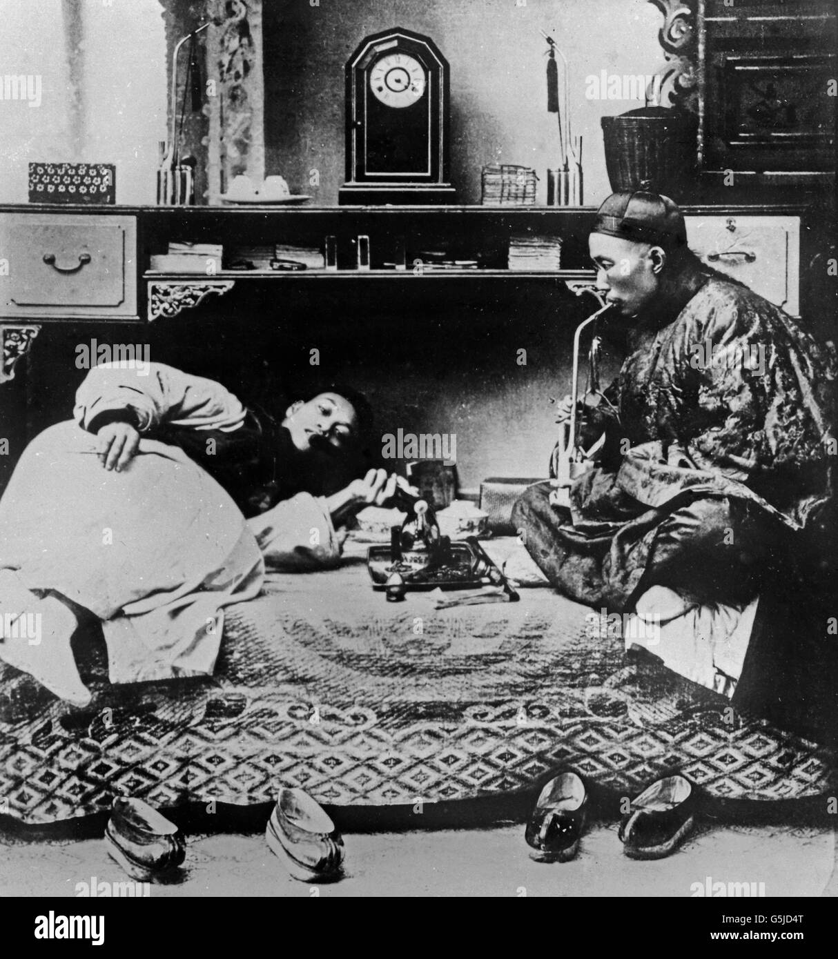 Chinesen Rauchen Opium In Einer Opiumhohle China 1910er Jahre Chinese Smoking In An Opium Den China 1910s Stock Photo Alamy