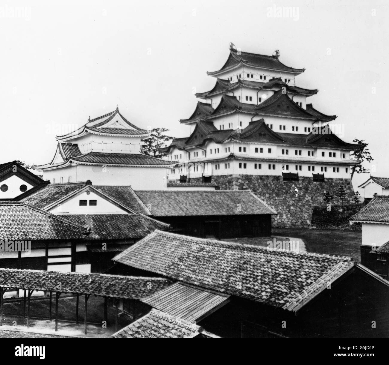 Tempelbezirk mit Pagodenbau, China 1910er Jahre. Temple area with pagods, China 1910s. Stock Photo