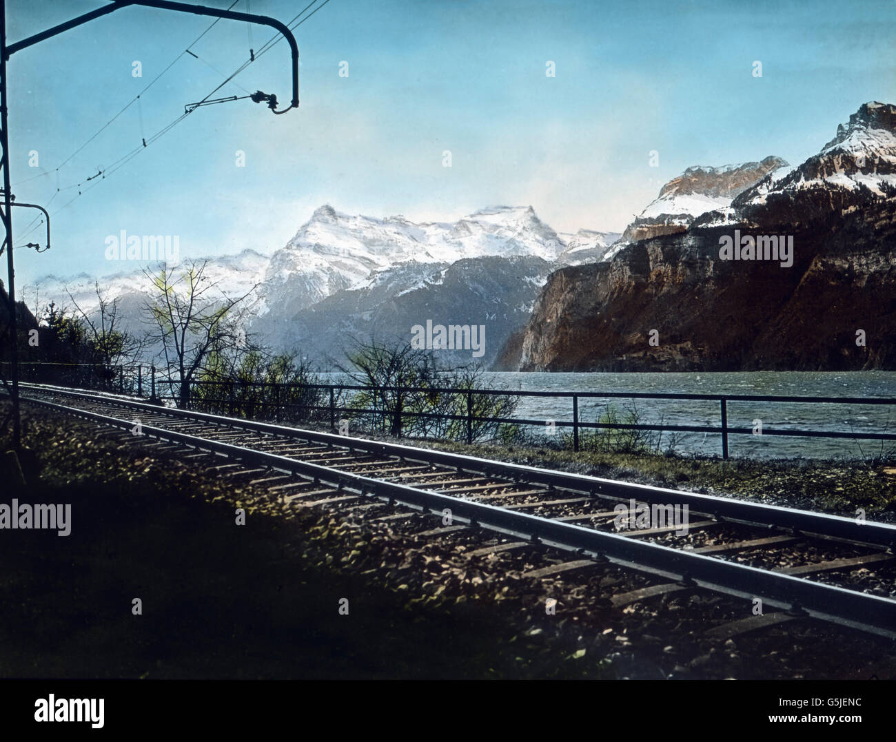 Die Gotthardstrecke am Urner See, Schweiz 1930er Jahre. Gotthard railway track at Lake Urn, Switzerland 1930s. Stock Photo