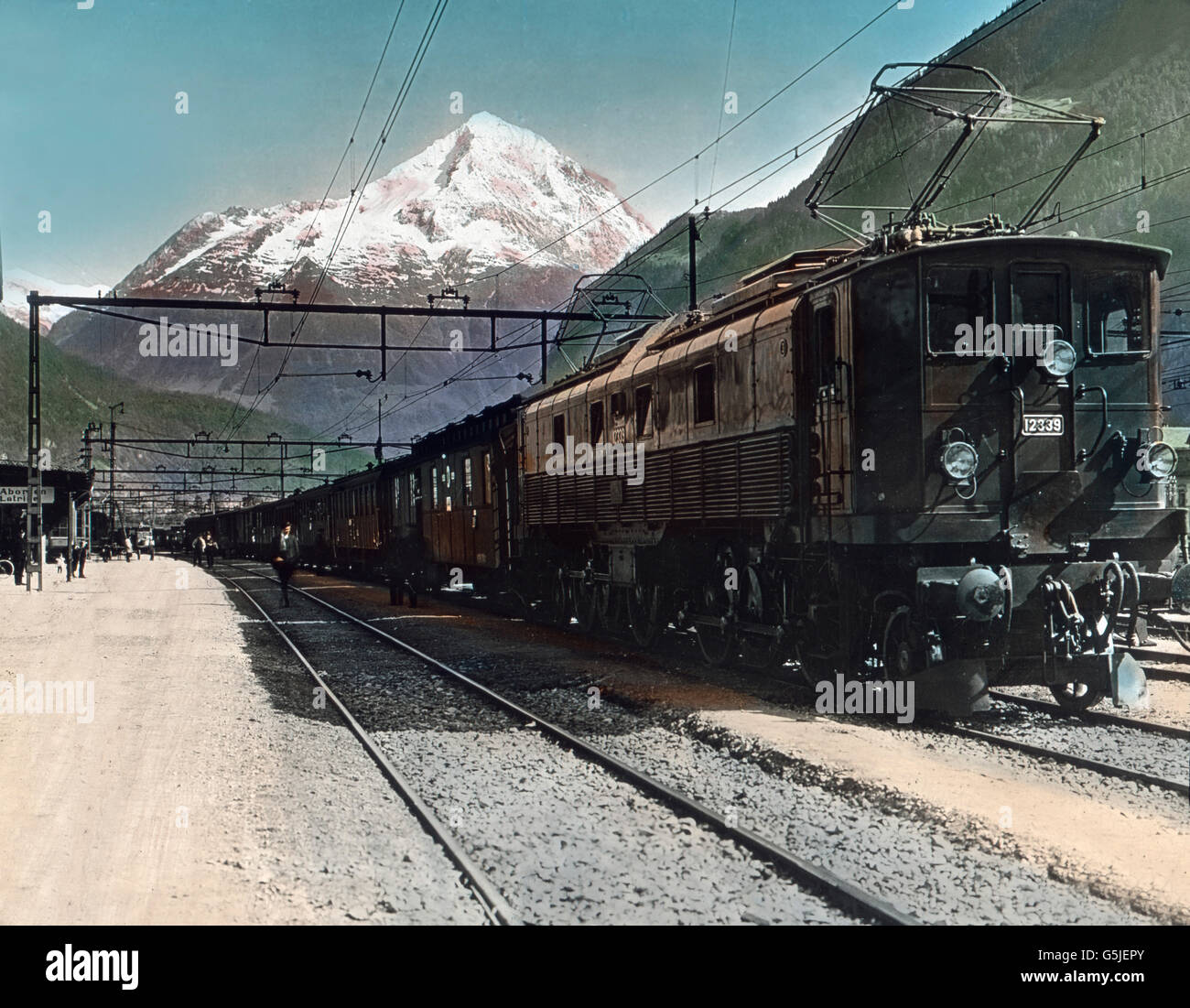 Ein Expresszug beim Halt in Erstfeld, Schweiz 1930er Jahre. Express at a stop at Erstfeld, Switzerland 1930s. Stock Photo