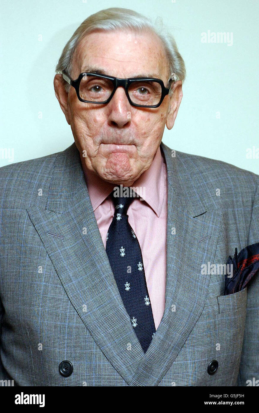Eric Sykes arrives at the Evening Standard Theatre Awards at The Savoy Hotel in central London. 05/02/02 PA library picture dated 26/11/2001 of veteran comedian Eric Sykes, who has been named Oldie of the Year in the annual senior citizens' award ceremony, Tuesday February 05, 2002. Monthly magazine The Oldie was also celebrating its tenth birthday at the annual ceremony which the publication began. TV stars Ian Hislop and Harry Enfield were among the high-profile celebrities attending the central London ceremony. Stock Photo