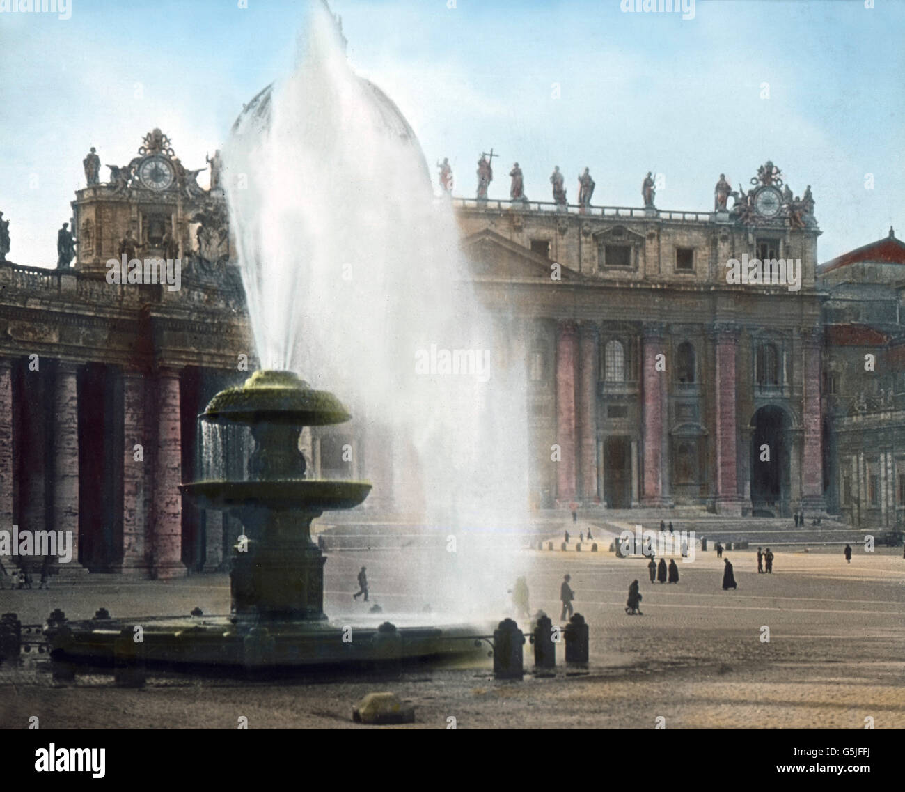 Springbrunnen auf dem Petersplatz vor dem Petersdom in Rom, Italien 1920er Jahre. Fountain on St. Peter's square in front of St. Peter's cathedral at Rome, Italy 1920s. Stock Photo