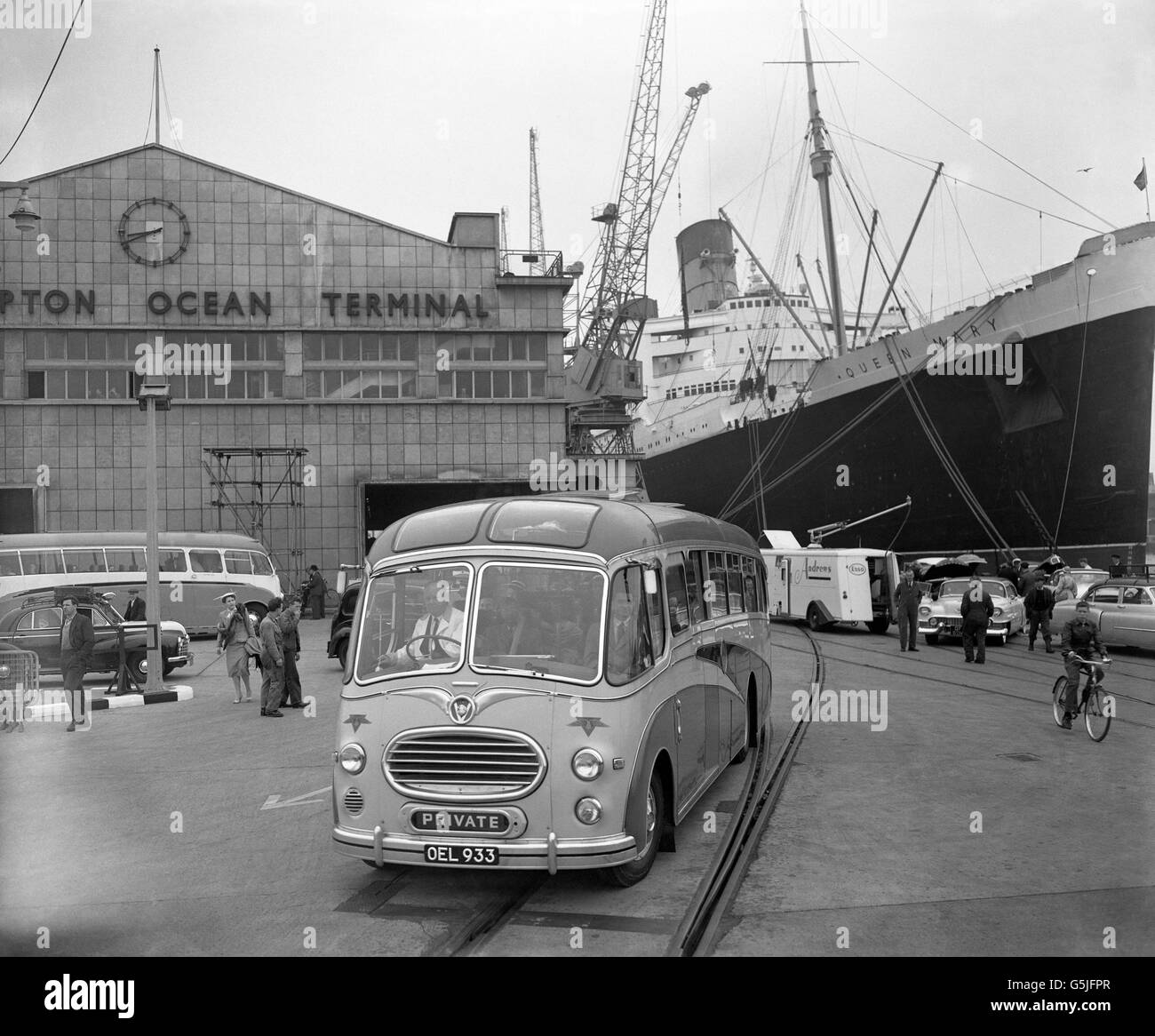 A coach, leaving Southampton to travel to London, carries passengers from New York who arrived aboard the Cunnard liner Queen Mary. Stock Photo