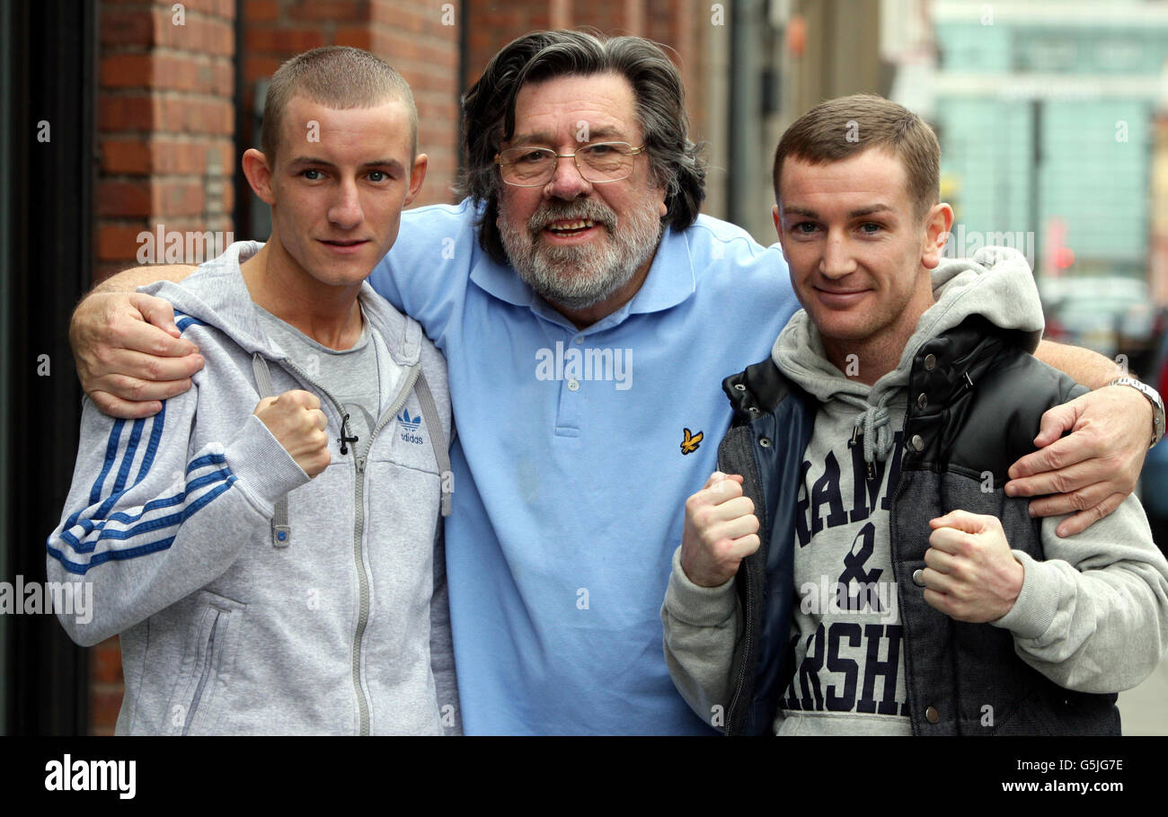 Ricky Tomlinson (centre) with Merseyside boxers Paul Butler (left) and John Donnelly (right) ahead of their fight for the Vacant British Super-Flyweight Championship, during a photocall at the Green Room, Liverpool. Stock Photo
