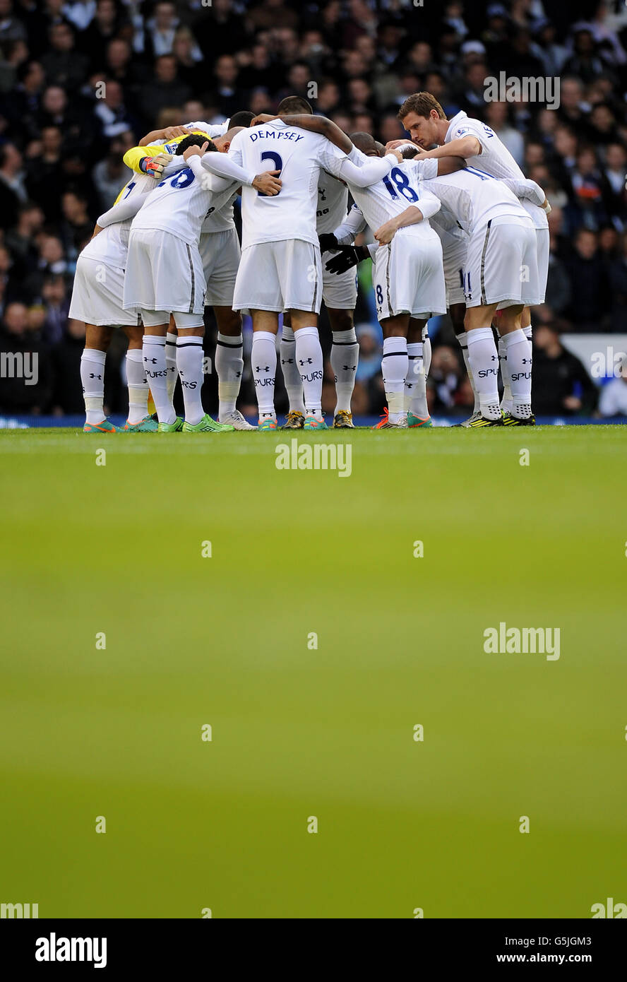 Soccer - Barclays Premier League - Tottenham Hotspur v Wigan Athletic - White Hart Lane. Tottenham Hotspur players huddle together for a team talk before kick off Stock Photo