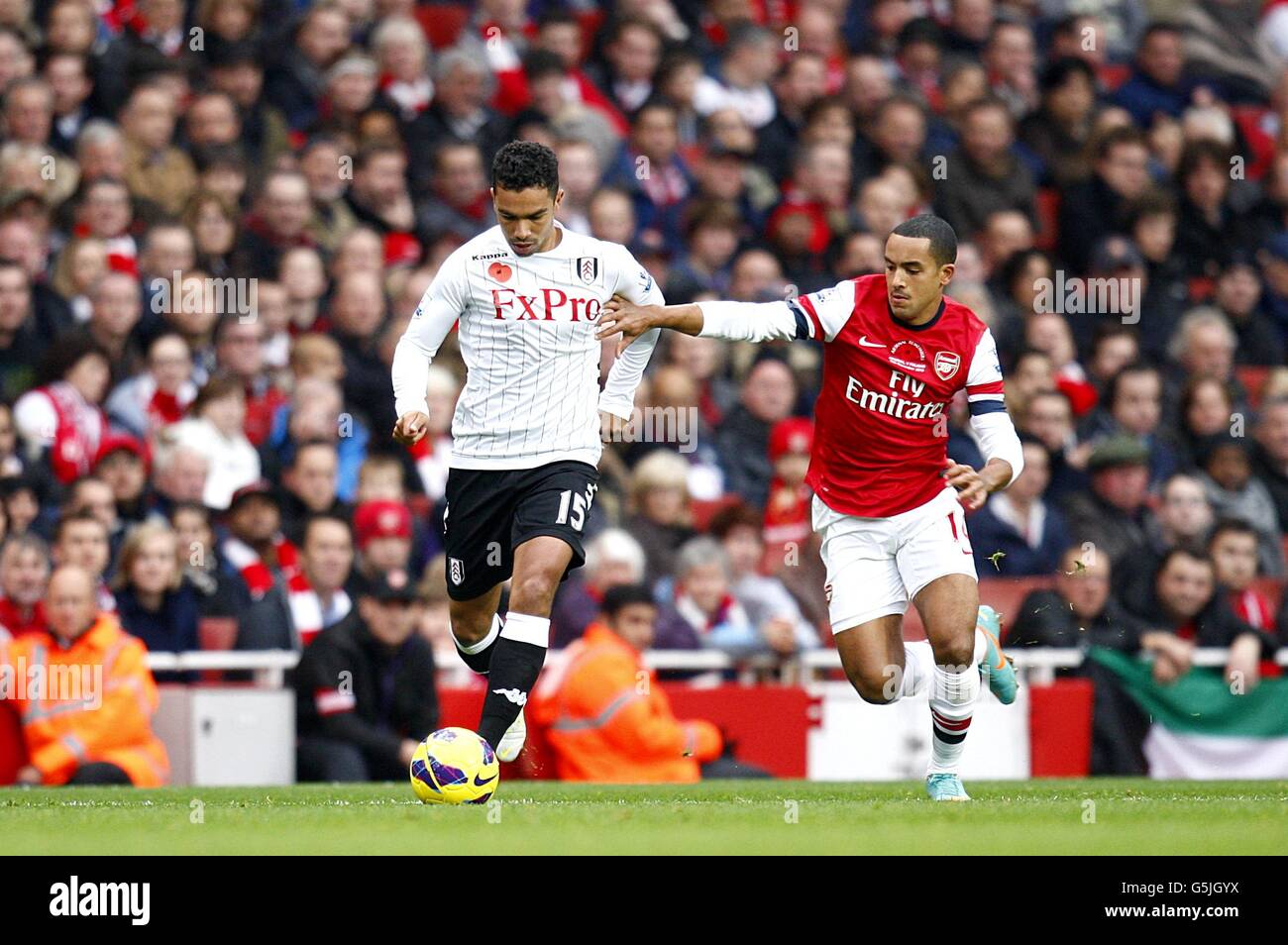 Arsenal's Theo Walcott (right) and Fulham's Kieran Richardson (left