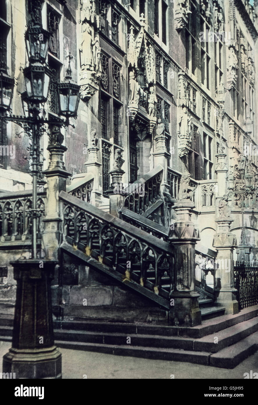 Freitreppe und Portal zum Rathaus in der Stadt Aachen, 1920er Jahre. Aachen city hall stairs and gate, 1920s. Stock Photo