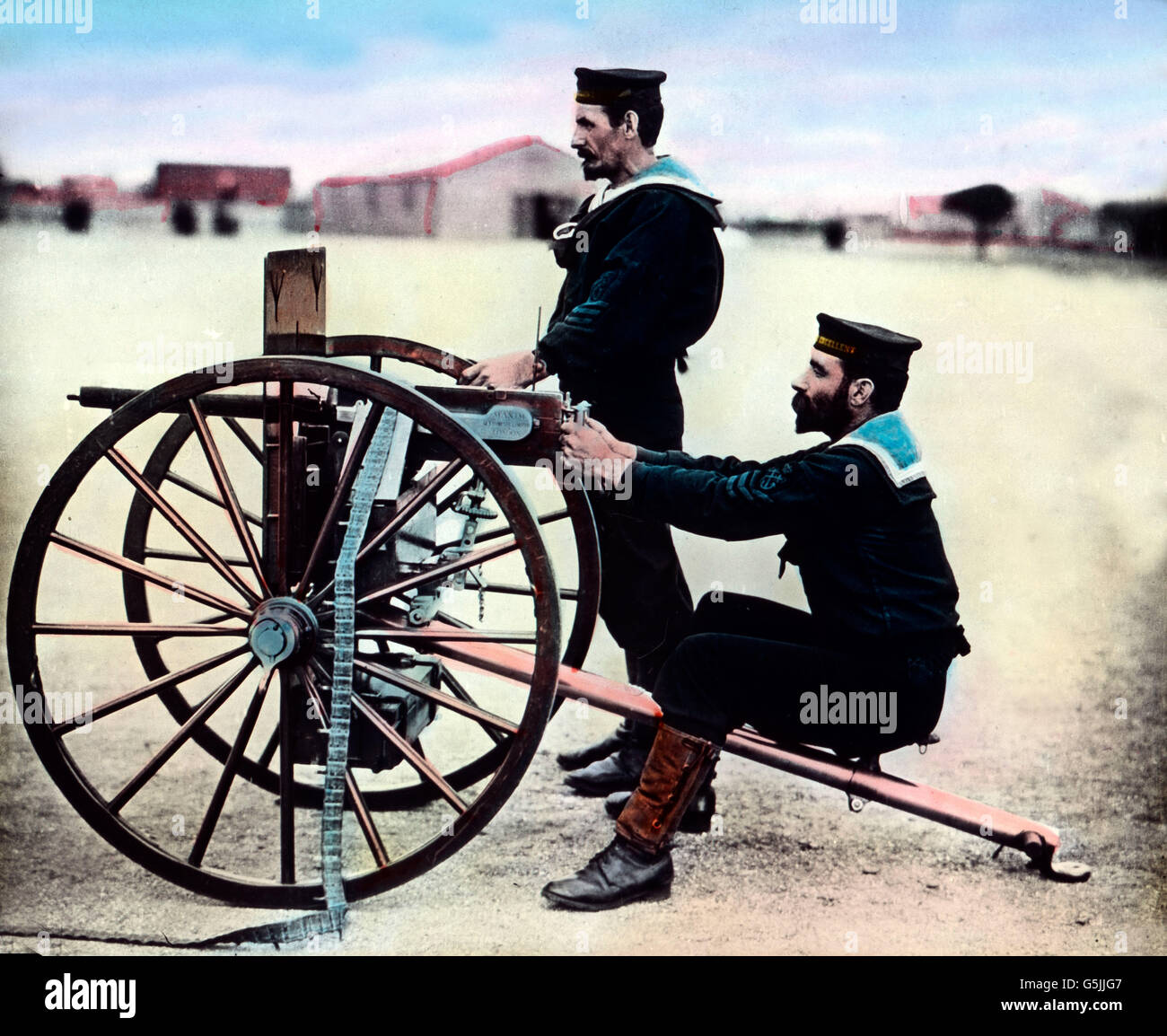 Zwei französische Soldaten beim Übungsschießen mit dem Maschinengewehr in der Festungsstadt Bizerta in Tunesien, ca. 1910er Jahre. Two French soldiers exercising with machine gun at the city of Bizerta in Tunisia, ca. 1910s. Stock Photo