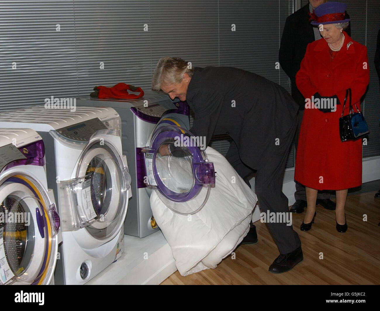 kål bund det tvivler jeg på The Queen and the Duke of Edinburgh watch James Dyson demonstrate his washing  machine at the domestic appliance maker's Malmesbury factory near  Chippenham in Wiltshire. * She travelled by scheduled train with