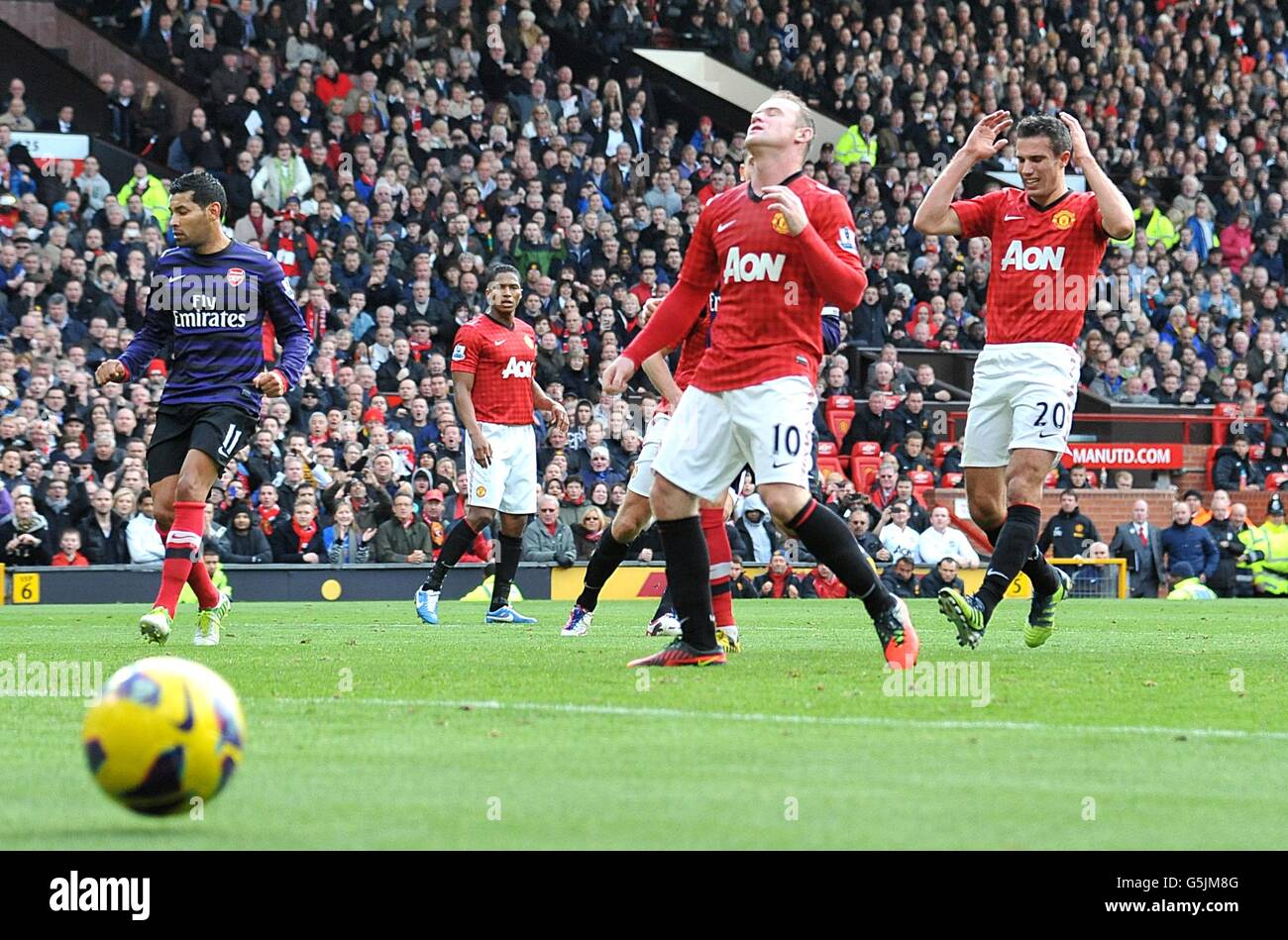 Manchester United's Wayne Rooney and team-mate Robin van Persie (right