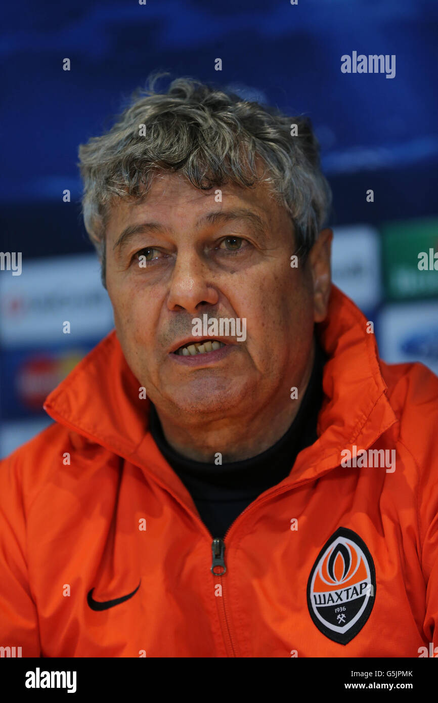 Soccer - UEFA Champions League - Group E - Chelsea v FC Shakhtar Donetsk - FC Shakhtar Donetsk Press Conference and Training .... FC Shakhtar Donetsk Manager Mircea Lucescu speaks to the media ahead during a press conference at Stamford Bridge, London. Stock Photo