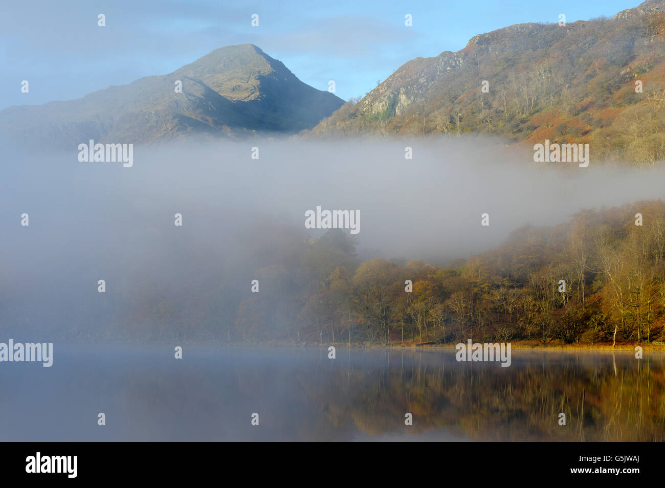 Mist over Llyn Gwynant, Snowdonia Stock Photo