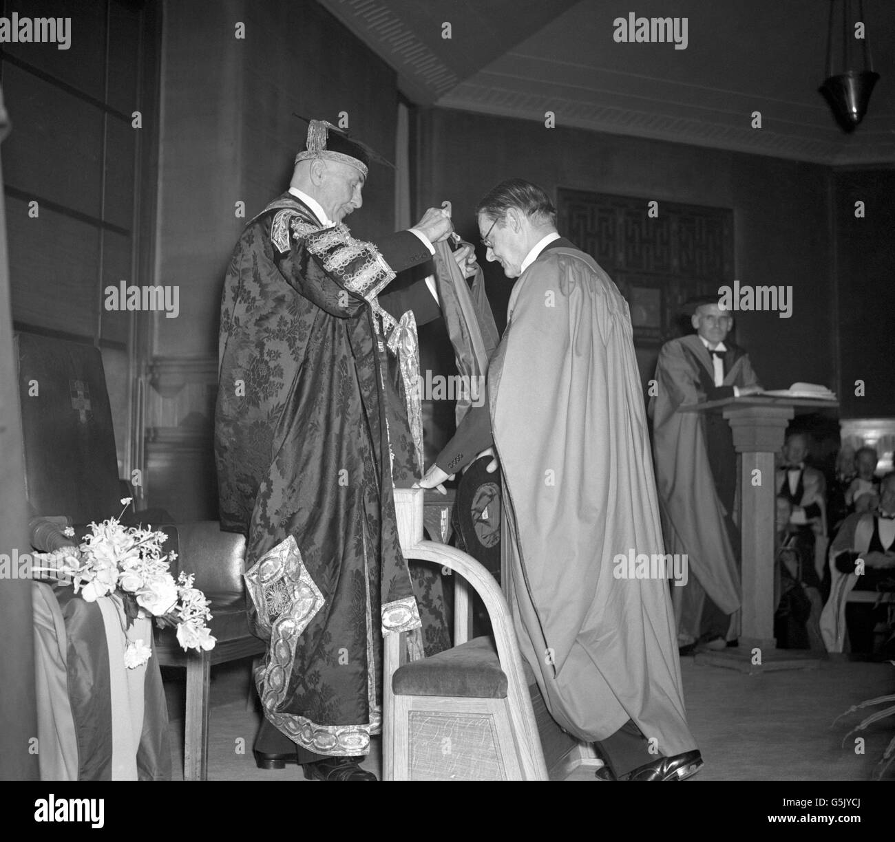 Poetry - TS Eliot - London. Poet TS Eliot receives an honorary degree from the Earl of Athlone, Chancellor of London University. Stock Photo