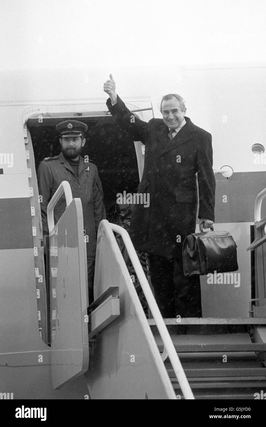 Rex Hunt, governor of the Falkland Islands, waves on the steps of an RAF VC-10 as he embarks on the first leg of his journey back to the islands following his deportation after the Argentine invasion. Stock Photo