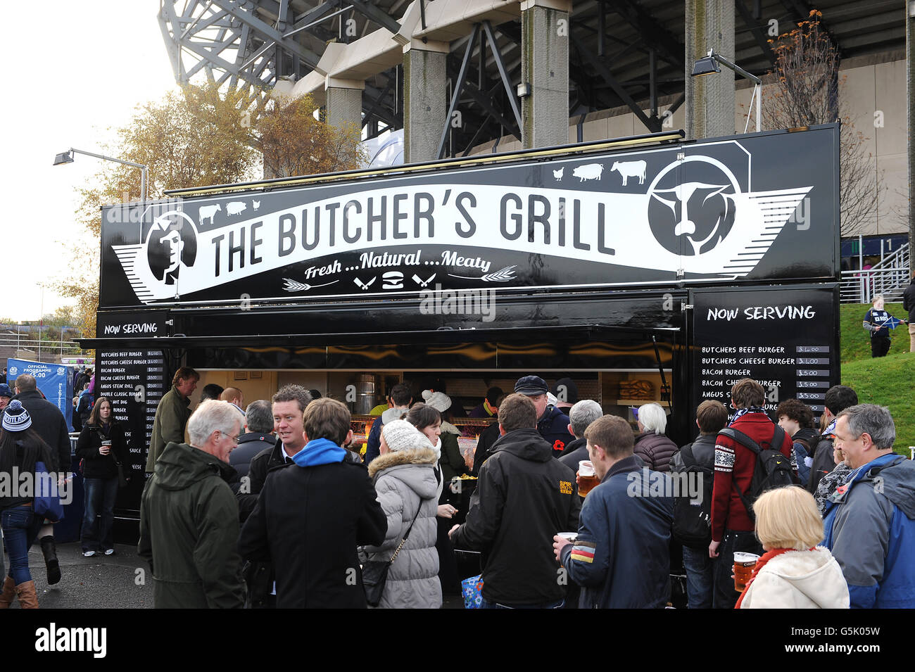 Rugby Union - EMC Test - Scotland v New Zealand - Murrayfield. Fans queue at the food stands at Murrayfield Stock Photo