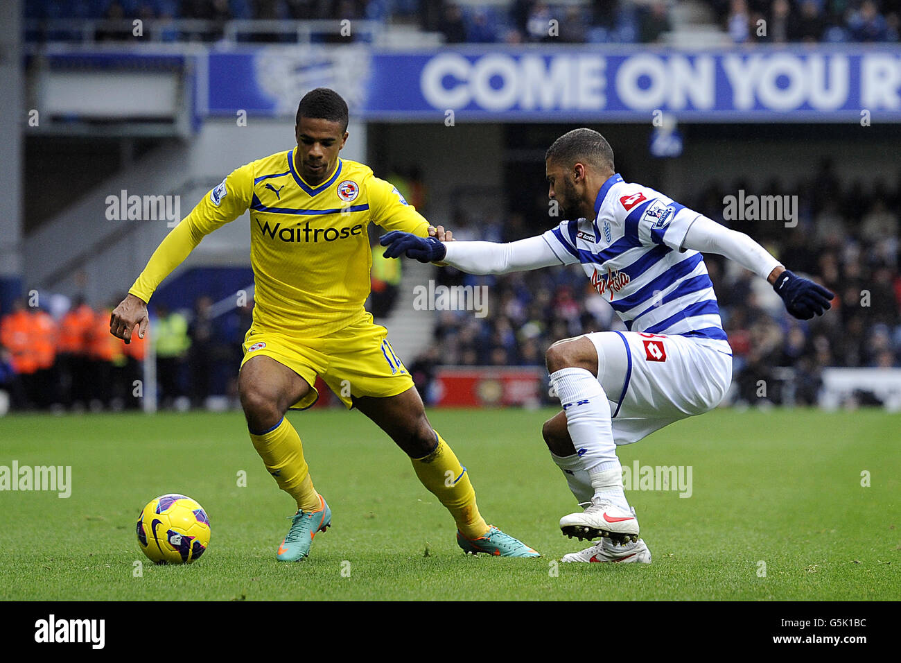 Soccer - Barclays Premier League - Queens Park Rangers v Reading - Loftus Road. Reading's Garath McCleary (left) battles for the ball with Queens Park Rangers' Armand Traore (right) Stock Photo
