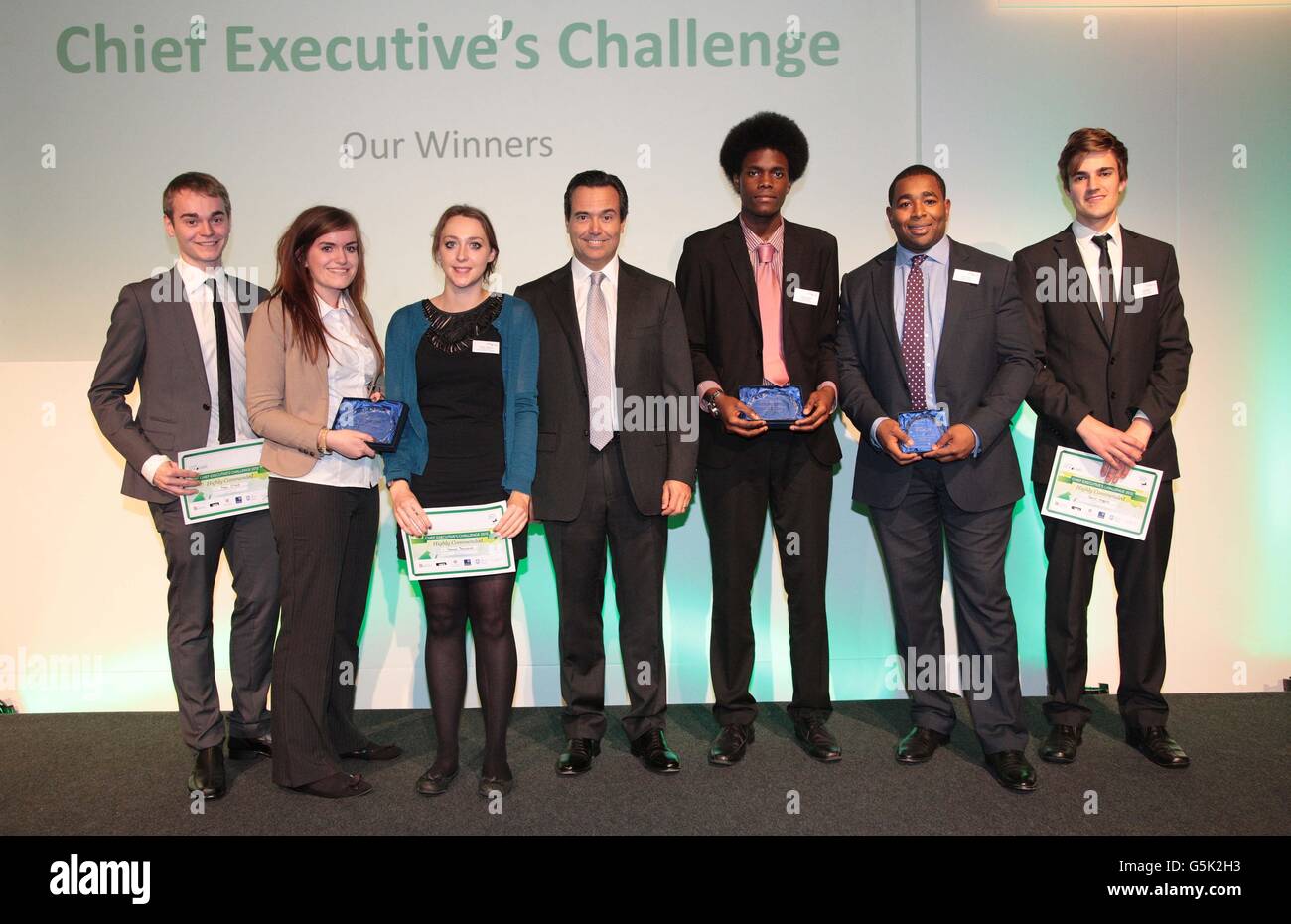 Winners of the Chief Executive Challenge, (left to right) Alexander O'Neil from Bristol University, Zoe Faulkner and Hannah Townsend from Sheffield University, Elston Sandford, Josh Leslie and David Huggins from Bristol University pose with Lloyds Banking Group Chief Executive Antonio Horto-Osorio (centre) at the Lloyds Scholars Programme event at Plaisterers Hall in London. Stock Photo