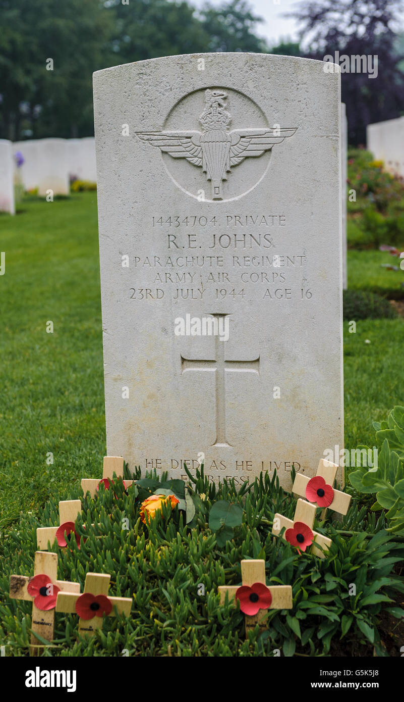 Ranville, Normandy France – Grave of Private Robert ‘Bobby’ Johns, just 14 when joined the army and killed aged 16 soon after D Day Stock Photo